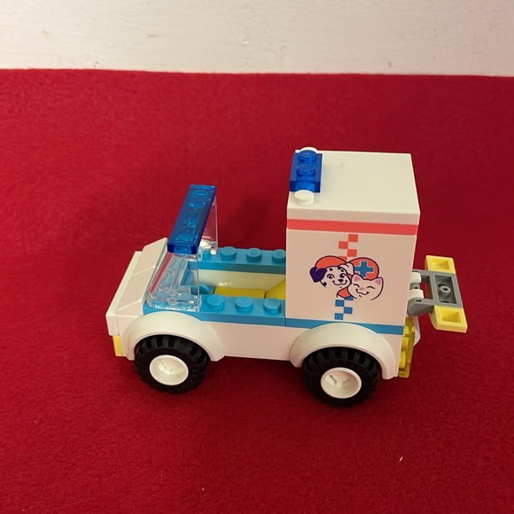 LEGO Friends Pet Clinic Ambulance 41694 Building Kit - Picture 4 of 5